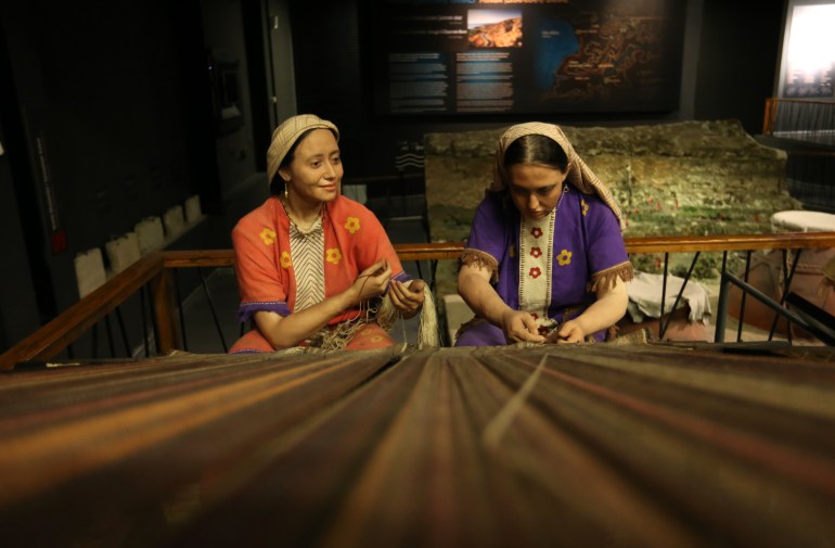 allm_fy_lndwl-1716808738 متحف وان، الذي افتتح عام 2019، يوصف بأنه "أغنى متحف في العالم" بآثار أورارتو التي ازدهرت في منطقة الأناضول بين القرنين التاسع والسابع قبل الميلاد، كما يساهم المتحف في تعزيز السياحة في مناطق شرق تركيا. يرحب متحف وان بزواره، من خلال موجوداته الفريدة التي يرجع معظمها للعصور الأورارتية والرومانية والبيزنطية والسلجوقية والعثمانية، إضافة إلى بنائه المميز بهندسته المعمارية المعاصرة. في المتحف الذي تم تشييده على مساحة 50 ألف متر مربع، منها 10 آلاف متر مربع مغلقة، في إطار "برنامج دعم مراكز الجذب" التابع لوزارة التنمية التركية، يعرض ما يقرب من 3 آلاف قطعة أثرية ترجع للعديد من الحضارات وخاصة حضارة أورارتو. ( Yılmaz Kazandıoğlu - وكالة الأناضول )