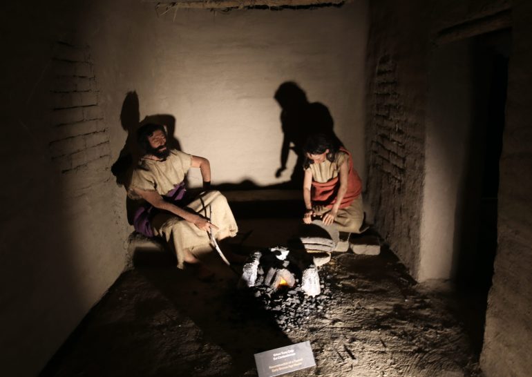 allm_fy_lndwl-2-1716808756-e1716808798363 متحف وان، الذي افتتح عام 2019، يوصف بأنه "أغنى متحف في العالم" بآثار أورارتو التي ازدهرت في منطقة الأناضول بين القرنين التاسع والسابع قبل الميلاد، كما يساهم المتحف في تعزيز السياحة في مناطق شرق تركيا. يرحب متحف وان بزواره، من خلال موجوداته الفريدة التي يرجع معظمها للعصور الأورارتية والرومانية والبيزنطية والسلجوقية والعثمانية، إضافة إلى بنائه المميز بهندسته المعمارية المعاصرة. في المتحف الذي تم تشييده على مساحة 50 ألف متر مربع، منها 10 آلاف متر مربع مغلقة، في إطار "برنامج دعم مراكز الجذب" التابع لوزارة التنمية التركية، يعرض ما يقرب من 3 آلاف قطعة أثرية ترجع للعديد من الحضارات وخاصة حضارة أورارتو. ( Yılmaz Kazandıoğlu - وكالة الأناضول )