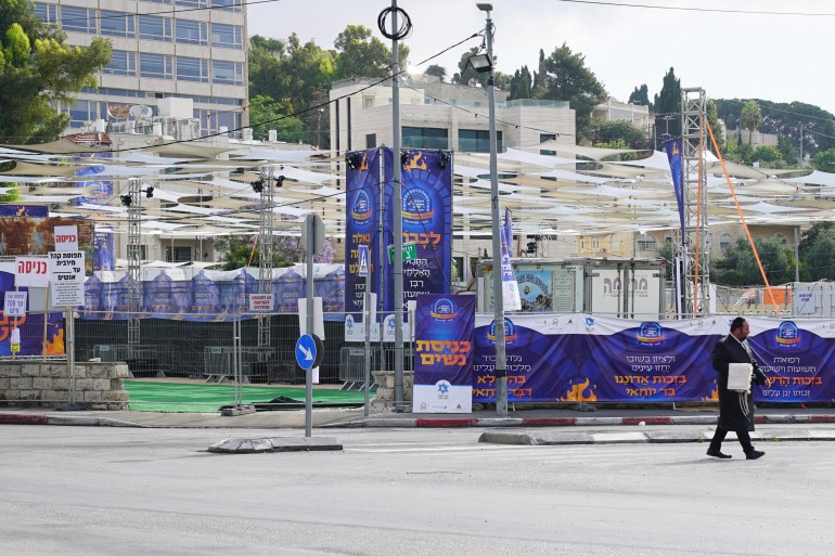 صور تحضيرات ونصب خيم ومدرجات ويافطات في ارض تم تجريفها وتمهيدها خصيصا لهذه المناسبه