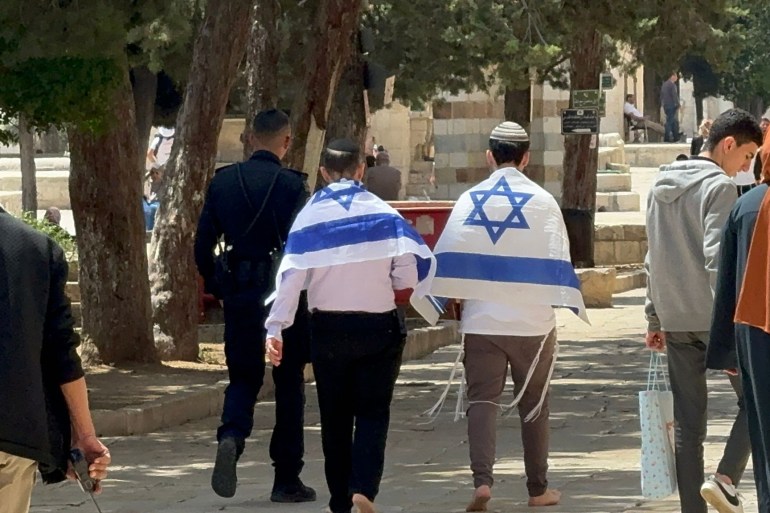 القدس-المسجد الأقصى- 14 مايو 204 - في ذكرى النكبة.. مستوطنون يقتحمون المسجد الأقصى رافعين الأعلام الإسرائيلية (الصور والفيديو وزعتها مديرية الأوقاف الإسلامية )