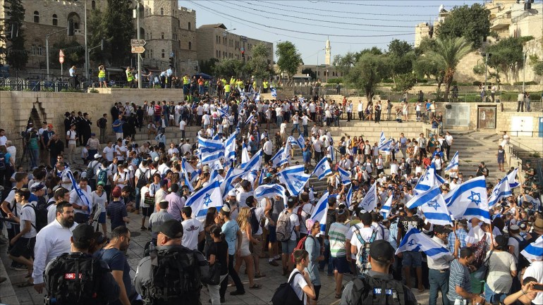 e77a61cc-3771-41eb-8826-5cb75f2ca1dc باب العمود في القدس المحتلة بدء تجمع المستوطنين باب العمود للانطلاق بمسيرة رقصة الأعلام التي تجوب أحياء البلدة القديمة في يوم توحيد القدس