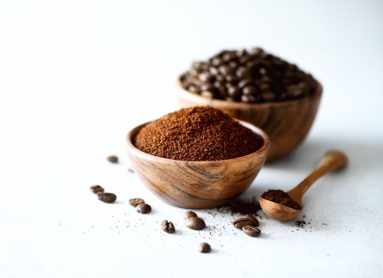 shutterstock_1013039599-1715082896-e1715082989854 طريقة صنع القهوة سريعة التحضير من حبوب البن المحمص