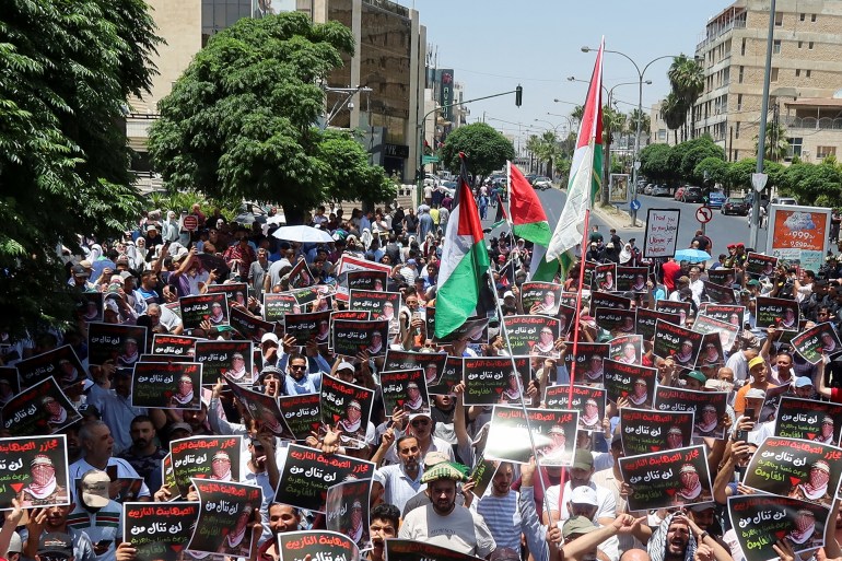 متظاهرون أردنيون بالقرب من السفارة الأميركية في عمان احتجاجا على استمرار الحرب بغزة (رويترز)