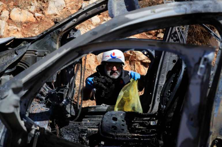 ينفذ المسعفون ورجال الإنقاذ في جنوب لبنان مهاما خطرة وسط توتر عند الحدود