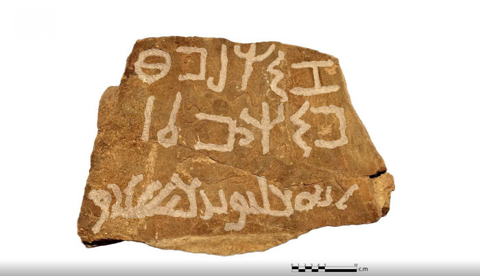 السعودية.. اكتشاف نقش أثري ثنائي الخط في قرية علقان بـ «تبوك»
