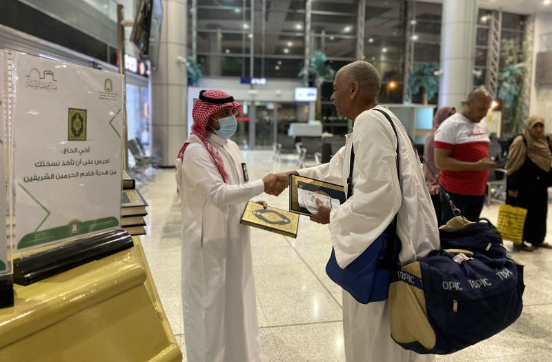 السعودية.. توزيع أكثر من 25 ألف نسخة من هدية خادم الحرمين الشريفين للمغادرين جواً