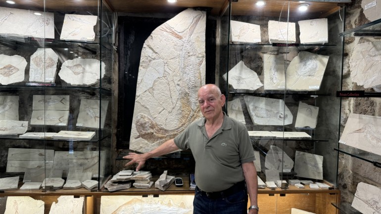 2-1717928583 جوزيف أبي سعد هو من الجيل الرابع في مهنة الأسماك المتحجرة