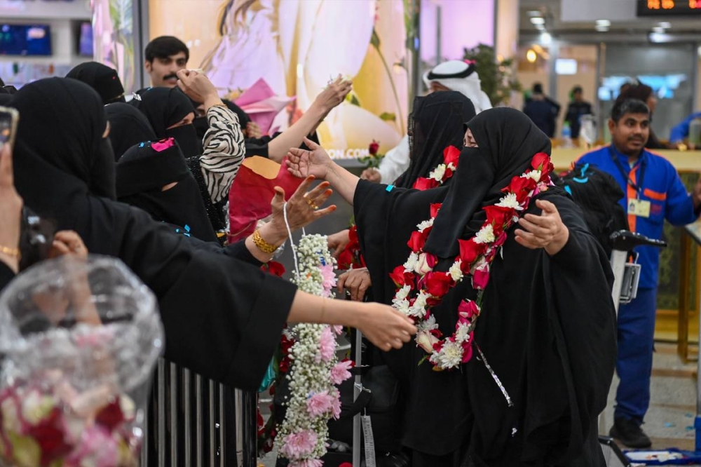 جانب من الحجاج لدى عودتهم إلى البلاد