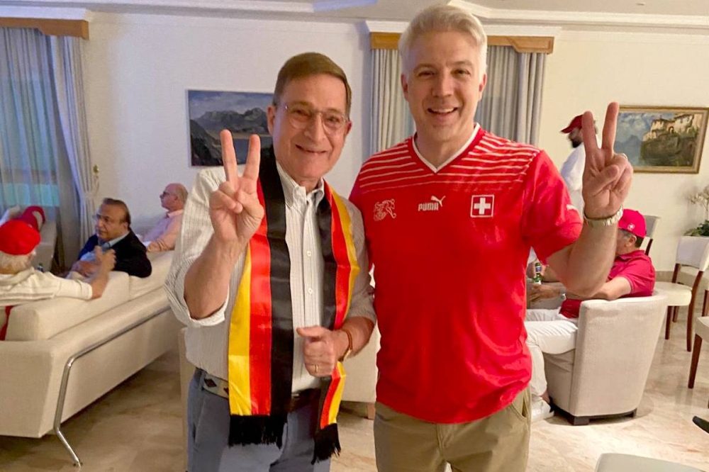 298754 السفيران السويسري والألماني قبل انطلاق المباراة