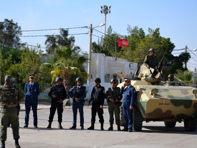 2cc5de65-b9a7-4fcc-aa1e-eaa4fdcdbdac-1 MEDENINE, TUNISIA - DECEMBER 15: Tunisian security forces take security measures at Ras Jedir border gate of Medenine, Tunisia on the Tunisian-Libyan border with security concerns as the clashes intensify in western Libya near to border with Tunisia on December 15, 2014.