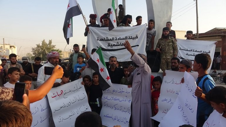 تتهم قسد الشيخ الهفل بأنه وراء التمرد المسلح الذي يقوده مقاتلو العشائر ضدها (الجزيرة نت=