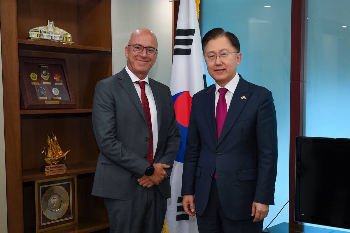 السفير تشونغ بيونغ ها والزميل ربيع كلاس