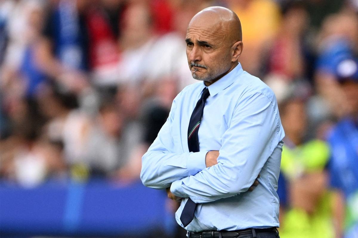 301401 لوتشانو سباليتي مدرب منتخب إيطالي