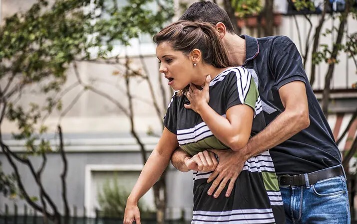 طريقة إنقاذ الشخص من الاختناق