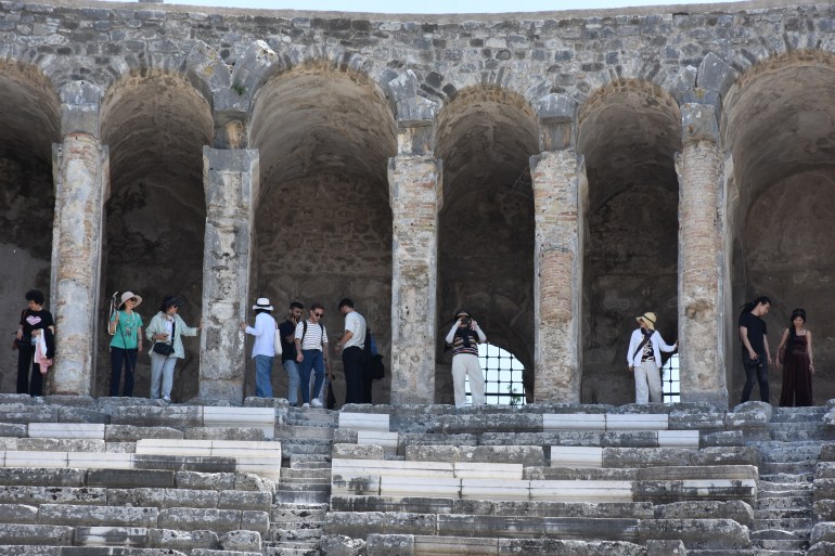 99s6s613-1718193090 أثارت أنباء عثور علماء آثار أتراك على تماثيل زيوس وأفروديت، خلال أعمال التنقيب التي أجريت في مدينة أسبندوس القديمة، إعجاب وحماسة الأوساط الأركيولوجية العالمية. مدينة أسبندوس القديمة تشتهر بمسرحها التاريخي وتقع على بعد 48 كيلومترًا شمال شرق مدينة أنطاليا التركية (جنوب)، ويرجع تاريخ تأسيسها لأكثر من 3 آلاف عام، لذلك تعتبر من أوائل المدن التي أسسها الإغريق في المنطقة. وخلال أعمال التنقيب والدراسات التاريخية التي أجريت في المنطقة عثر علماء الآثار الأتراك في مدينة أسبندوس القديمة على آثار للحياة البشرية في المنطقة، يرجع تاريخها إلى نحو 6 آلاف عام. المدينة التي تحتوي على أحد المسارح والقنوات القديمة النادرة التي بقيت حتى اليوم، تتحدى قرونًا من الزمن، من خلال حفاظها على مبانيها الأثرية مثل الأغورا (مبنى دائري يستخدم في الملتقيات الإدارية والدينية والتجارية) المبني على تلة تحيط بها أسوار المدينة، ونافورتها الأثرية، ومعبدها، وملعبها، ومبنى البرلمان، والكنيسة الرومانية. ( Zehra Tekeci - وكالة الأناضول )