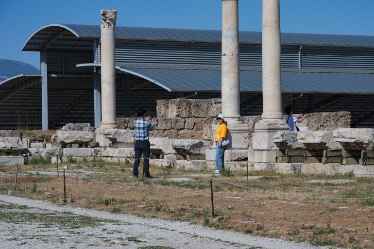 anad-1718110288 على مدى 21 عاما من أعمال التنقيب، تمكن آثاريون أتراك من العثور على ما يتجاوز 5 آلاف قطعة أثرية في مدينة لاوديكيا التاريخية التي تعود إلى أكثر من 5500 سنة قبل الميلاد، بولاية دنيزلي غربي تركيا. المدينة التي تُعرف تاريخيا باسم "مدينة الإله زيوس" والمدرجة في القائمة المؤقتة للتراث العالمي لليونسكو استقبلت العام الماضي أكثر من 100 ألف زائر، وسط توقعات بارتفاع الرقم هذا العام. ( Lokman İlhan - وكالة الأناضول )