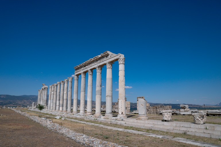 anadoluo222-1718110349 على مدى 21 عاما من أعمال التنقيب، تمكن آثاريون أتراك من العثور على ما يتجاوز 5 آلاف قطعة أثرية في مدينة لاوديكيا التاريخية التي تعود إلى أكثر من 5500 سنة قبل الميلاد، بولاية دنيزلي غربي تركيا. المدينة التي تُعرف تاريخيا باسم "مدينة الإله زيوس" والمدرجة في القائمة المؤقتة للتراث العالمي لليونسكو استقبلت العام الماضي أكثر من 100 ألف زائر، وسط توقعات بارتفاع الرقم هذا العام. ( Lokman İlhan - وكالة الأناضول )