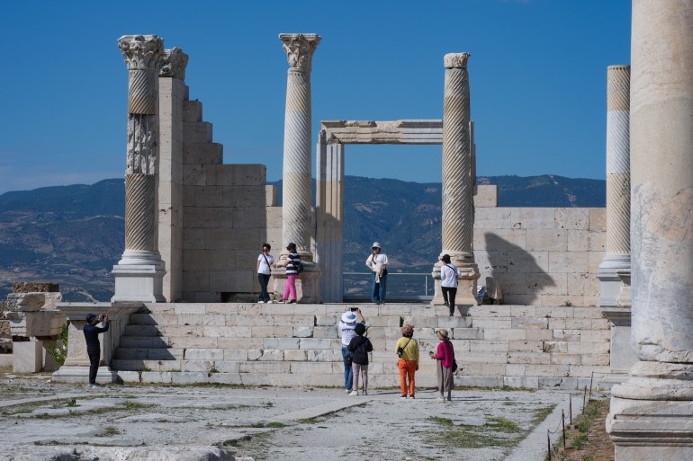 anadoluo223-1718110378 على مدى 21 عاما من أعمال التنقيب، تمكن آثاريون أتراك من العثور على ما يتجاوز 5 آلاف قطعة أثرية في مدينة لاوديكيا التاريخية التي تعود إلى أكثر من 5500 سنة قبل الميلاد، بولاية دنيزلي غربي تركيا. المدينة التي تُعرف تاريخيا باسم "مدينة الإله زيوس" والمدرجة في القائمة المؤقتة للتراث العالمي لليونسكو استقبلت العام الماضي أكثر من 100 ألف زائر، وسط توقعات بارتفاع الرقم هذا العام. ( Lokman İlhan - وكالة الأناضول )