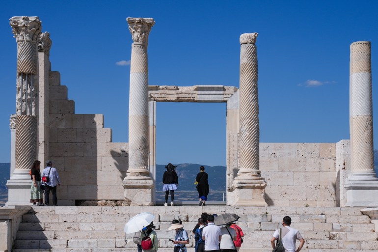 anadoluo224-1718110392 على مدى 21 عاما من أعمال التنقيب، تمكن آثاريون أتراك من العثور على ما يتجاوز 5 آلاف قطعة أثرية في مدينة لاوديكيا التاريخية التي تعود إلى أكثر من 5500 سنة قبل الميلاد، بولاية دنيزلي غربي تركيا. المدينة التي تُعرف تاريخيا باسم "مدينة الإله زيوس" والمدرجة في القائمة المؤقتة للتراث العالمي لليونسكو استقبلت العام الماضي أكثر من 100 ألف زائر، وسط توقعات بارتفاع الرقم هذا العام. ( Lokman İlhan - وكالة الأناضول )