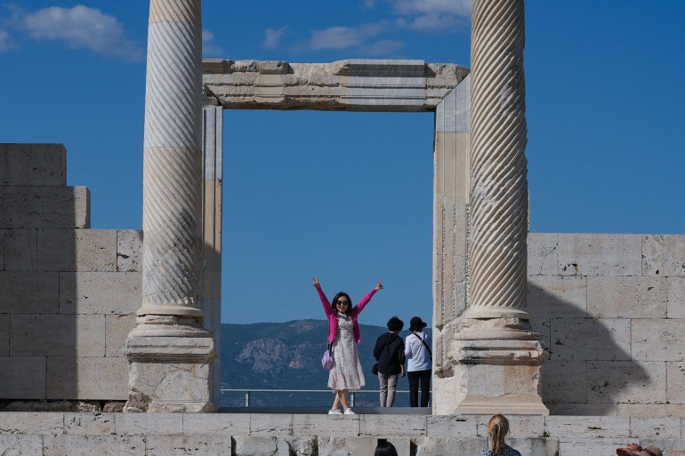 anadoluo225-1718110400 على مدى 21 عاما من أعمال التنقيب، تمكن آثاريون أتراك من العثور على ما يتجاوز 5 آلاف قطعة أثرية في مدينة لاوديكيا التاريخية التي تعود إلى أكثر من 5500 سنة قبل الميلاد، بولاية دنيزلي غربي تركيا. المدينة التي تُعرف تاريخيا باسم "مدينة الإله زيوس" والمدرجة في القائمة المؤقتة للتراث العالمي لليونسكو استقبلت العام الماضي أكثر من 100 ألف زائر، وسط توقعات بارتفاع الرقم هذا العام. ( Lokman İlhan - وكالة الأناضول )