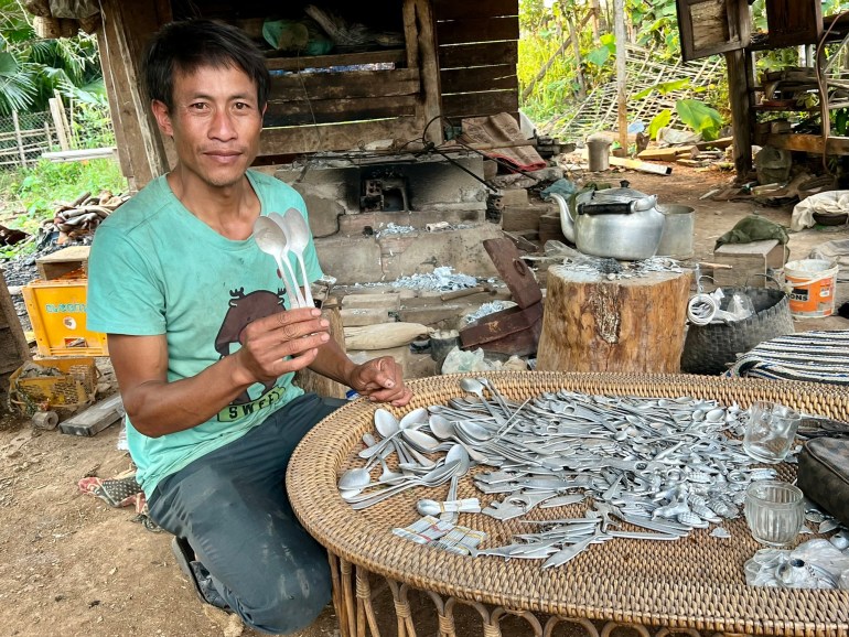 d8b1-3-1719143757 في لاوس يحولون مخلفات الحرب من الذخائر إلى أدوات منزلية وهدايا تذكارية