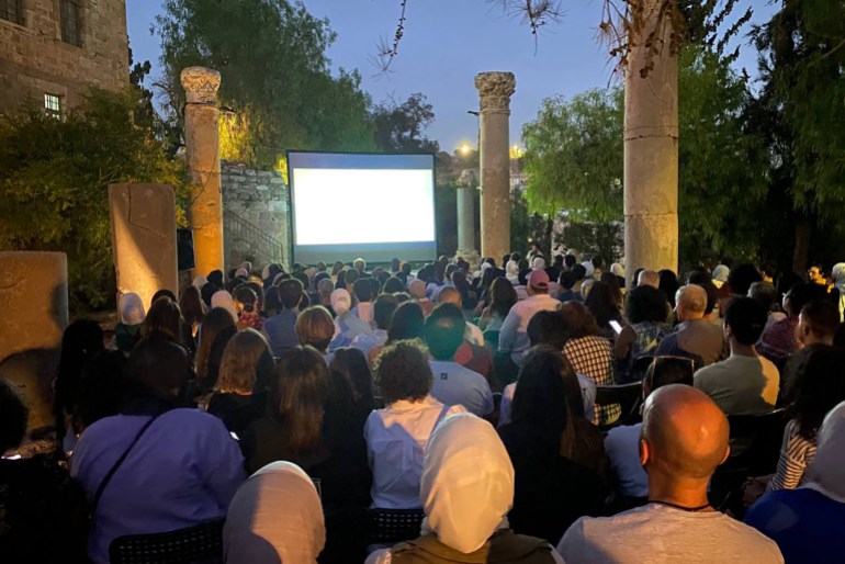 حضور نسائي لافت لمشاهدة فيلم السبع موجات .. الجزيرة