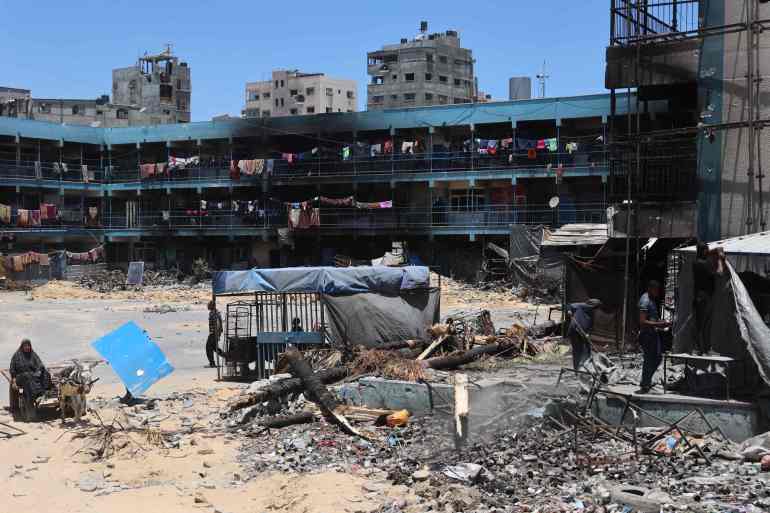 مدرسة تؤوي نازحين في مخيم جباليا لم تسلم من القصف الإسرائيلي (الفرنسية)