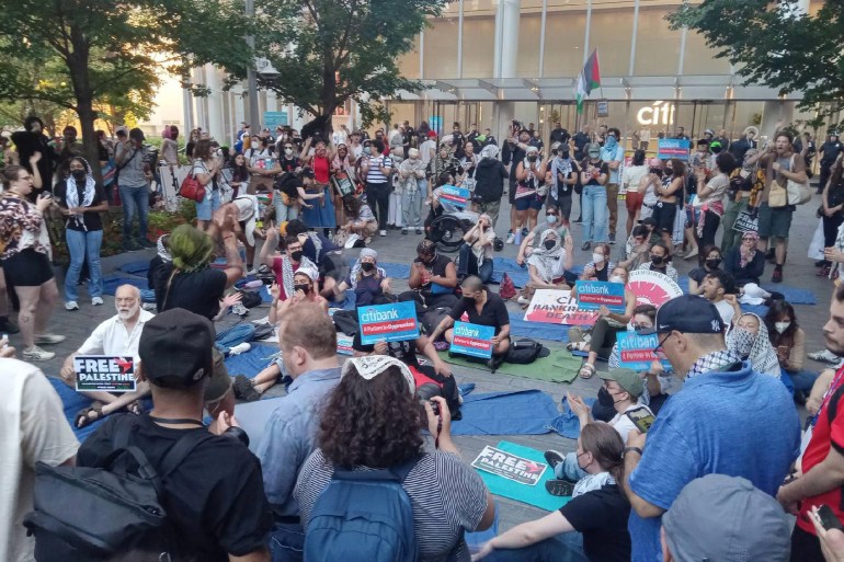 image-4-1718827531 مظاهرات أمام مبنى "سيتي بانك" للمطالبة بسحب استثماراته من الشركات الإسرائيلية (الجزيرة)