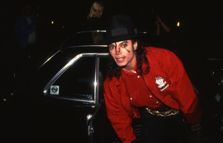 shutterstock_244216060-1707917746 LOS ANGELES, CALIFORNIA - Exact date unknown - circa 1990 - Michael Jackson arriving at a celebrity event