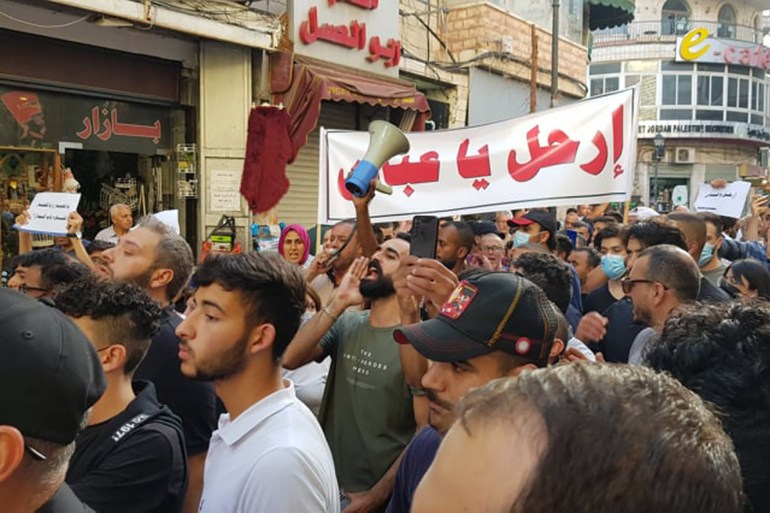 002-6 ميرفت صادق فلسطين رام الله 3 تموز 2021 متظاهرون فلسطينيون يطالبون برحيل الرئيس محمود عباس على خلفية اغتيال نزار بنات