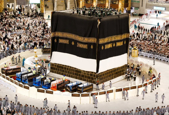 تغيير كسوة الكعبة المشرفة مع بداية العام الهجري الجديد