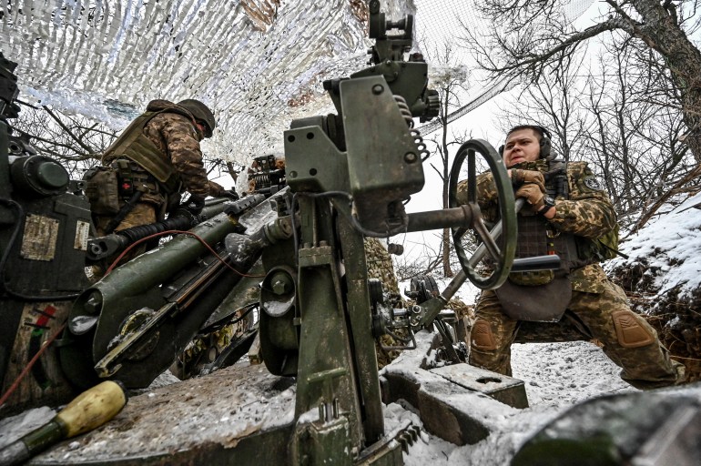30-1-1713780897 Ukrainian servicemen prepare a M777 howitzer to fire toward Russian troops at a position near a front line, amid Russia's attack on Ukraine, in Zaporizhzhia region, Ukraine January 14, 2024. REUTERS/Stringer
