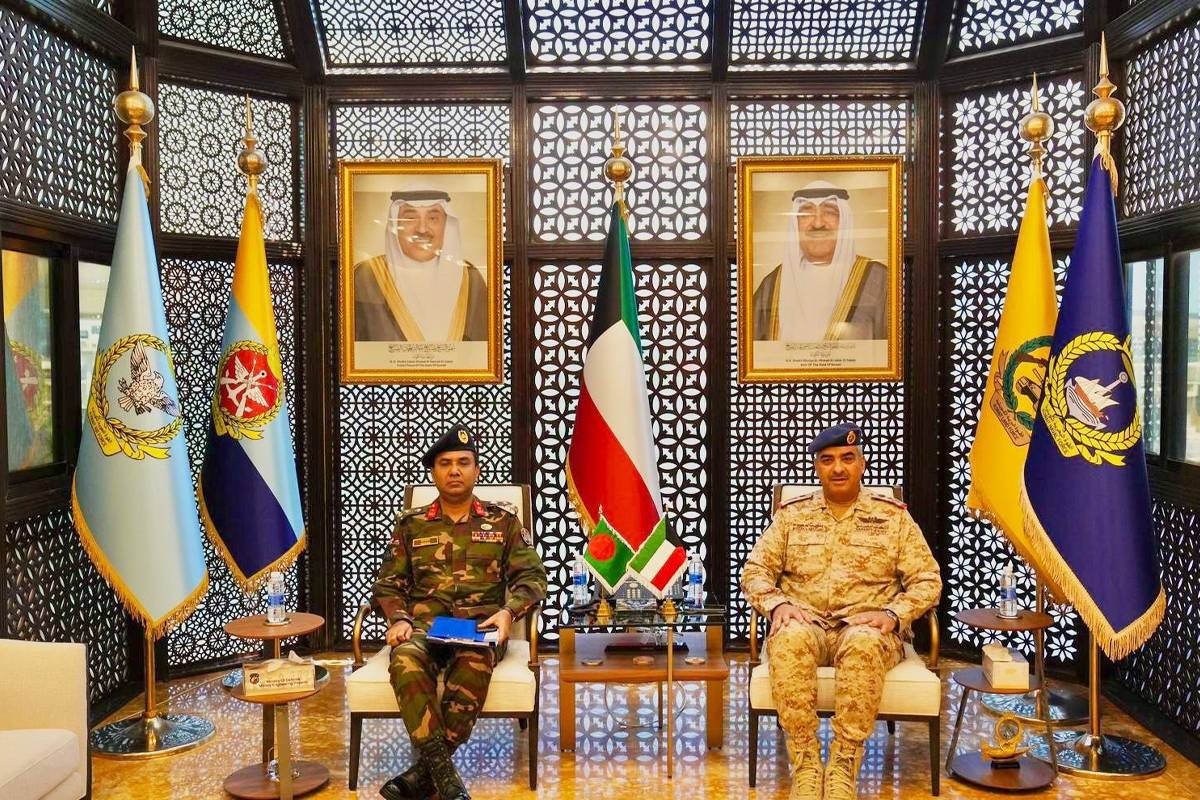 رئيس الأركان العامة للجيش الفريق الركن طيار بندر المزين مستقبلاً الملحق العسكري البنغلاديشي العميد حسن الزمان