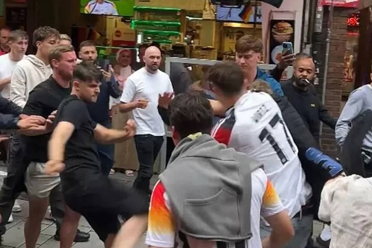 جانب من الاستباكات بين الجماهير