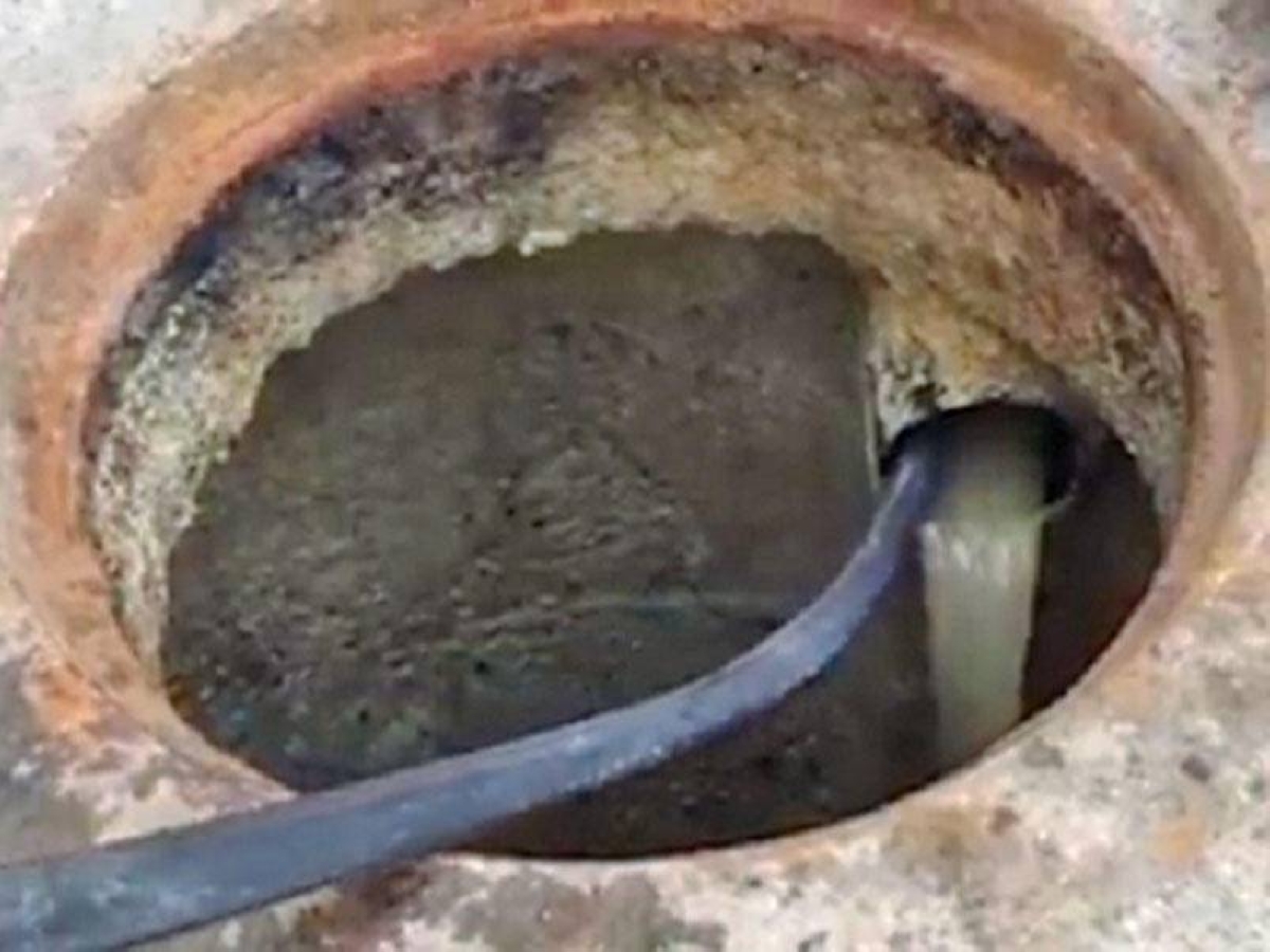 تصريف مياه صرف صحي إلى شبكة الأمطار