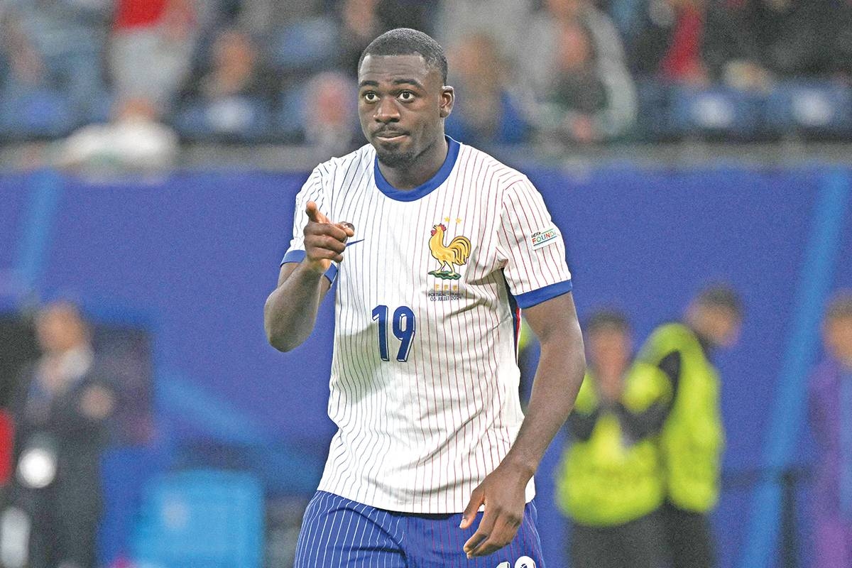 يوسف فوفانا لاعب وسط منتخب فرنسا