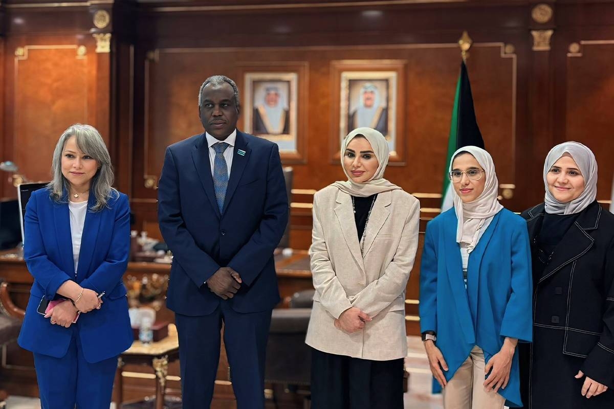 وزيرة الشؤون مع ممثل «يونسيف» لدول الخليج العربية الطيب آدم واخصائي برامج في المنظمة نور الهويدي