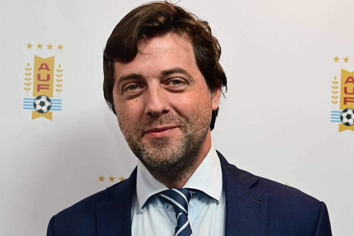 306345 رئيس الاتحاد الأوروغوائي لكرة القدم إجناسيو ألونسو