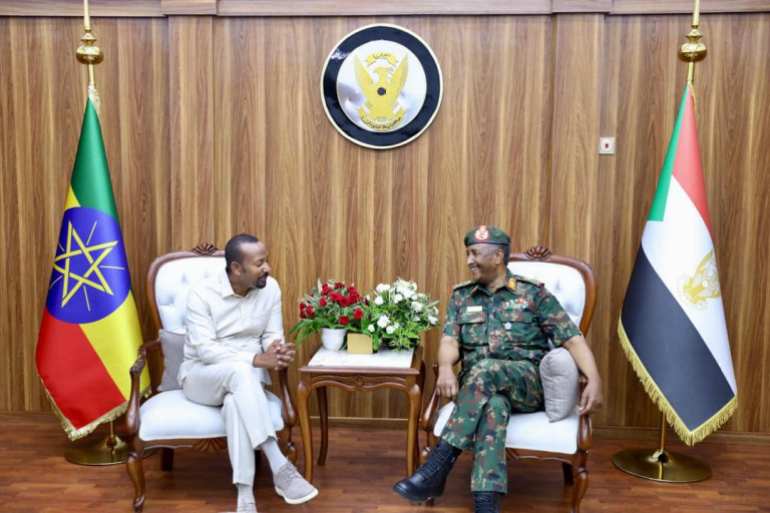 المصدر: مجلس السيادة الانتقالي بورتسودان ٩-٧-٢٠٢٤م بدأت اليوم بقصر الضيافة ببورتسودان جلسة المباحثات المشتركة بين السودان وإثيوبيا، حيث ترأس الجانب السوداني رئيس مجلس السيادة الإنتقالي الفريق أول ركن #عبدالفتاح البرهان . فيما ترأس الجانب الإثيوبي، رئيس الوزراء #آبي_أحمد .