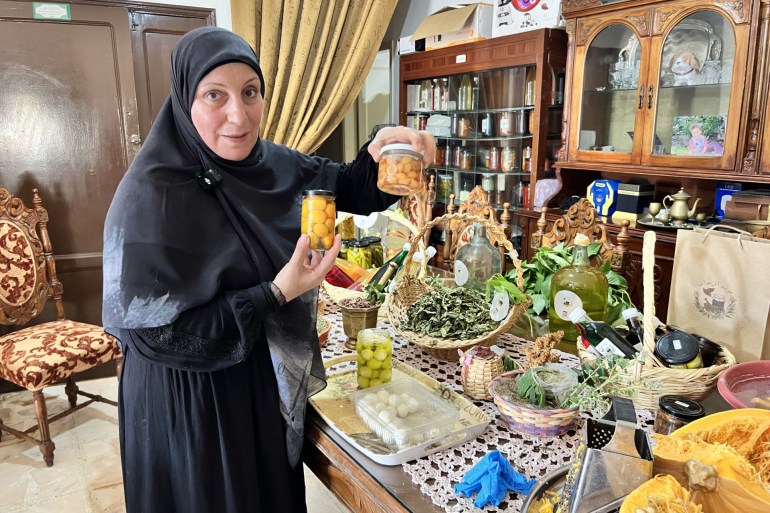 7-1721641578 ترمز المونة اللبنانية إلى التحدي والصمود في زمن الحرب في القرى الجنوبية الحدودية لا تعتبر المونة هذا العام مجرد طعام بل تجسيدا لمقومات الصمود في جنوب لبنان المونة البلدية ليست مجرد ممارسة تقليدية بل هي تعبير عن ارتباط بالتراث واحتفاظ بالهوية حدث تراجع كبير في الإقبال على اقتناء المونة هذا العام بسبب الحرب تحولت المونة البلدية من تراث وإرث إلى مصدر رزق للعديد من العائلات