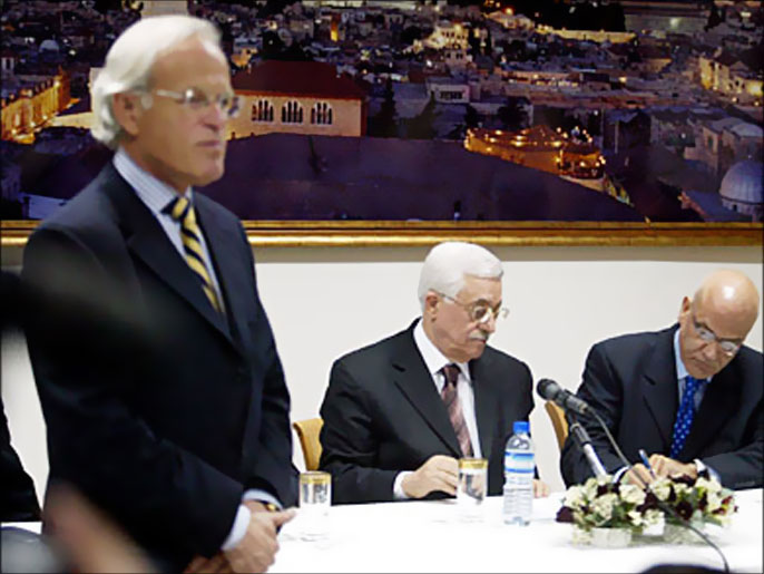 f_Martin Indyk (L), former US ambassador to Israel and Middle East think-tank director, speaks