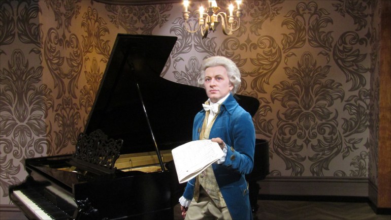 b205d0c1-c497-47a4-8cf9-b5551128e0d2 تمثال الموسيقار النمساوي موزارت