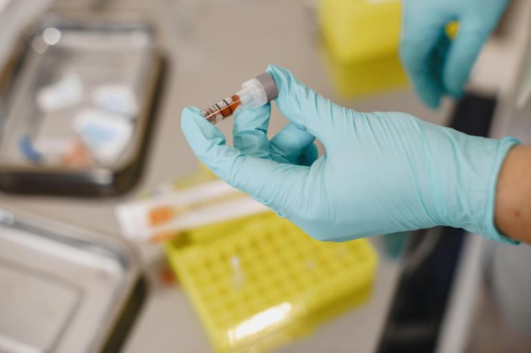 d8aad8add984d98ad984-d8afd985-1721810205 Laboratory Worker Holding a Test Tube