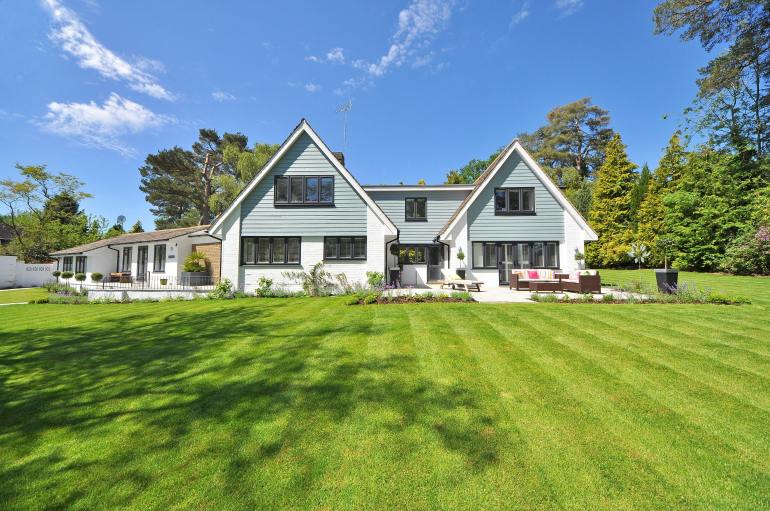 d8add8afd8a7d8a6d982-1721808826 White and Gray Wooden House Near Grass Field