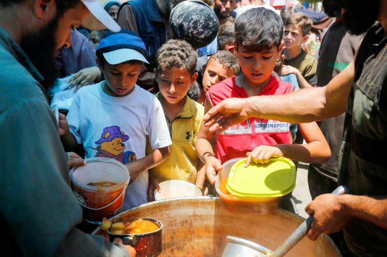 d8b4d8b3d8b4d8b3-1719483390 وزعت منظمة خيرية وجبات ساخنة على الفلسطينيين الذين لجؤوا إلى مدينة دير البلح (وسط) جراء هجمات الجيش الإسرائيلي المستمرة منذ أشهر على قطاع غزة. ( Ashraf Amra - وكالة الأناضول )