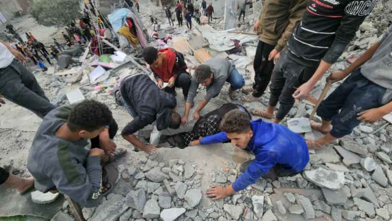 d8b5d988d8b1d8a9-d8b1d982d985-18-1705149034 : فلسطينيون ينبشون بأياديهم لانتشال ضحايا من تحت أنقاض منزل دمرته غارة جوية إسرائيلية، حيث تشير التقديرات إلى أن زهاء 10 آلاف مفقود فلسطيني لا يزالون تحت الأنقاض، وليس بمقدر الدفاع المدني انتشالهم، لقلة الكوادر البشرية وضعف الإمكانيات المادية.