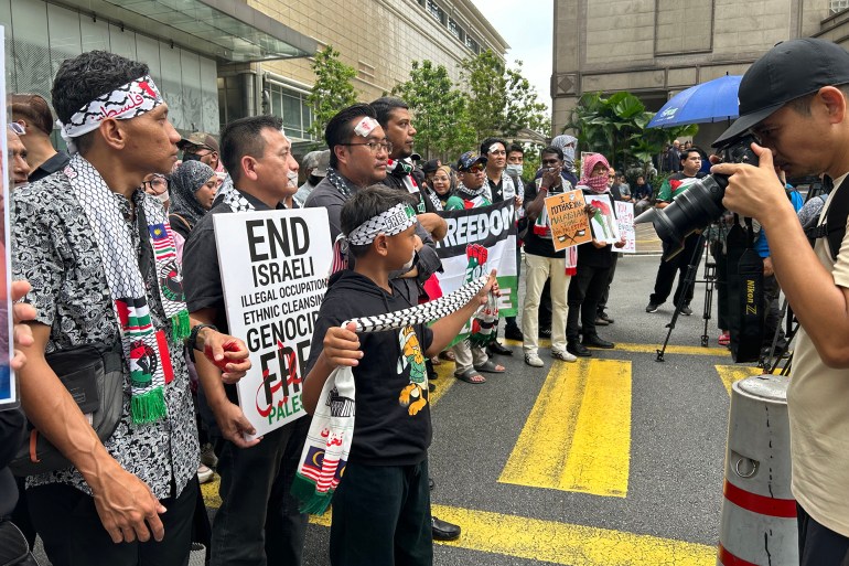 نشطاء يحتجون بمناسبة ذكرى استقلال الولايات المتحدة ويرفضون استثمار شركة لاكروك الأمريكية في إدارة المطارات الماليزيا 2