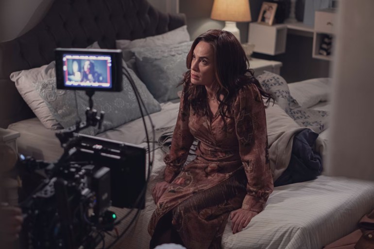 هند صبري خلال تصوير مسلسل "البحث عن علا" تصوير: ALI MOHAB/NETFLIX Copyright: © 2021 Netflix, Inc.