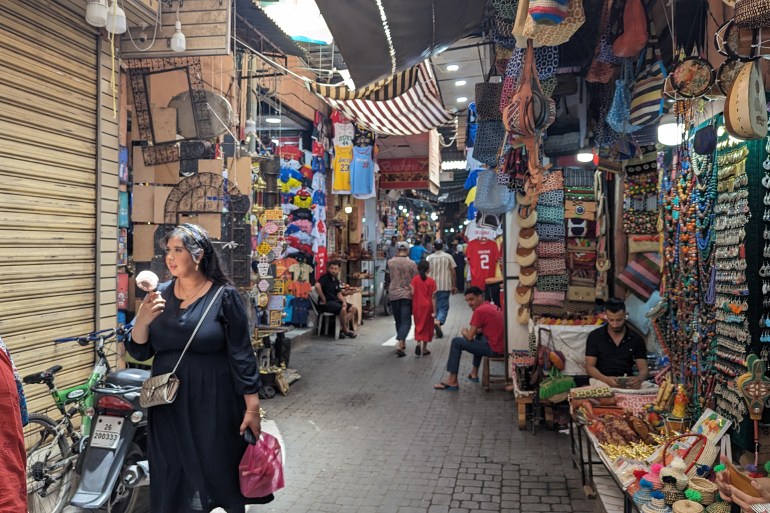 d985d8b1d8a7d988d8ad-d8b9d8b5d8b1d98ad8a9-1721828680 عبد الغني بلوط/ مدينة مراكش/ يلجأ البعض الى المراوح خلال التجول في الأسواق خلال فصل الصيف