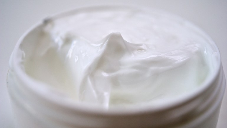 من المثالي استعمال كريمات العناية المحتوية على دهون وزيوت طبيعية، مثل زبدة الشيا وزيت اللوز؛ لأن بنيتها مشابهة لبنية الأحماض الدهنية الخاصة بالبشرة. (النشر مجاني لعملاء وكالة الأنباء الألمانية "dpa". لا يجوز استخدام الصورة إلا مع النص المذكور وبشرط الإشارة إلى مصدرها. ) عدسة: dpa